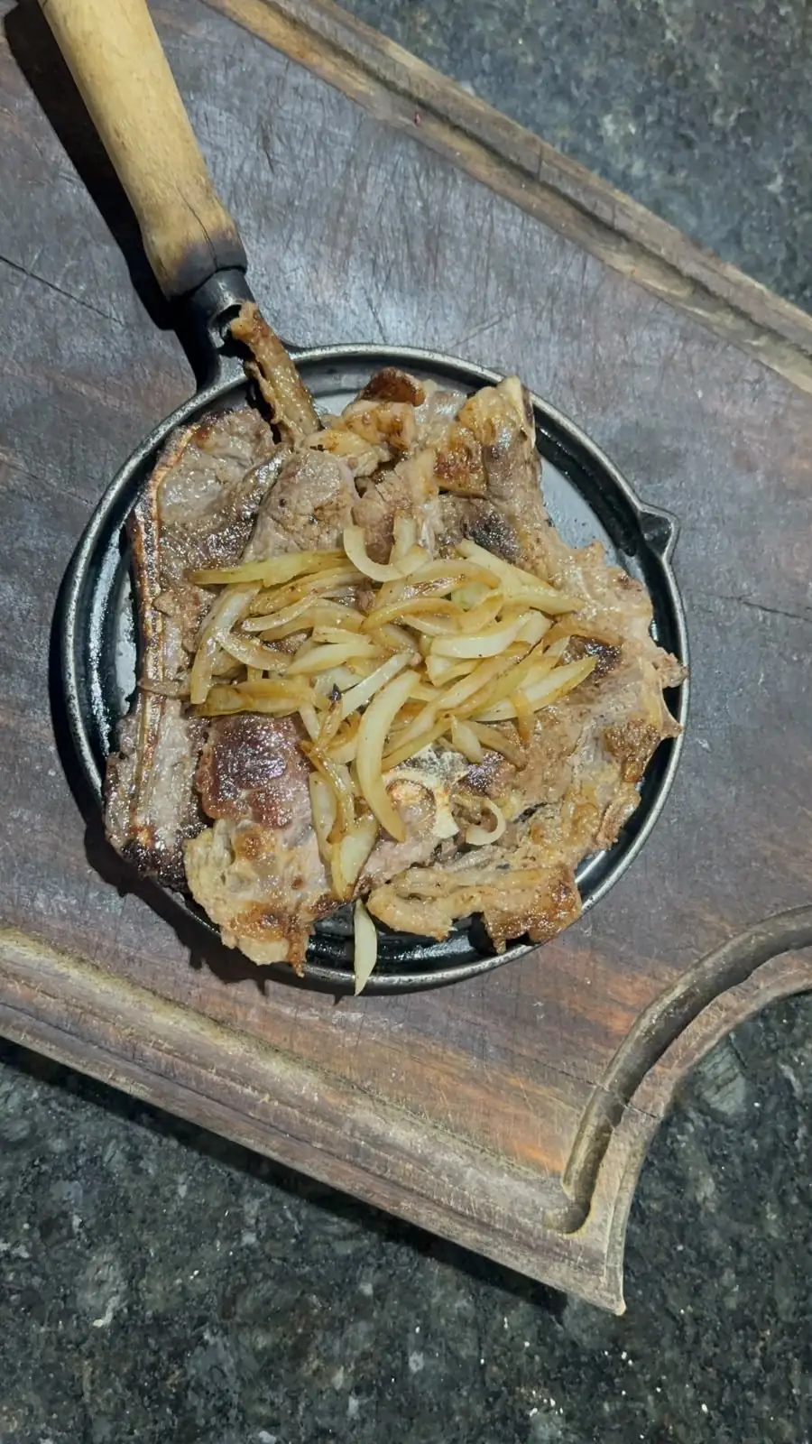 Bisteca na chapa acebolada no Éder Espetos em Dourados