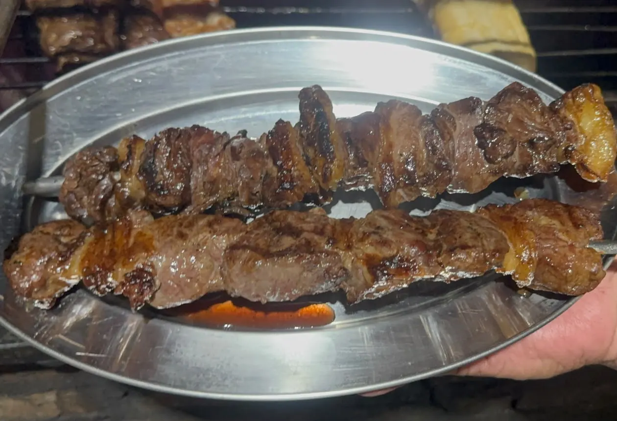 Espetinhos de carne servidos na bandeja no Éder Espetos em Dourados