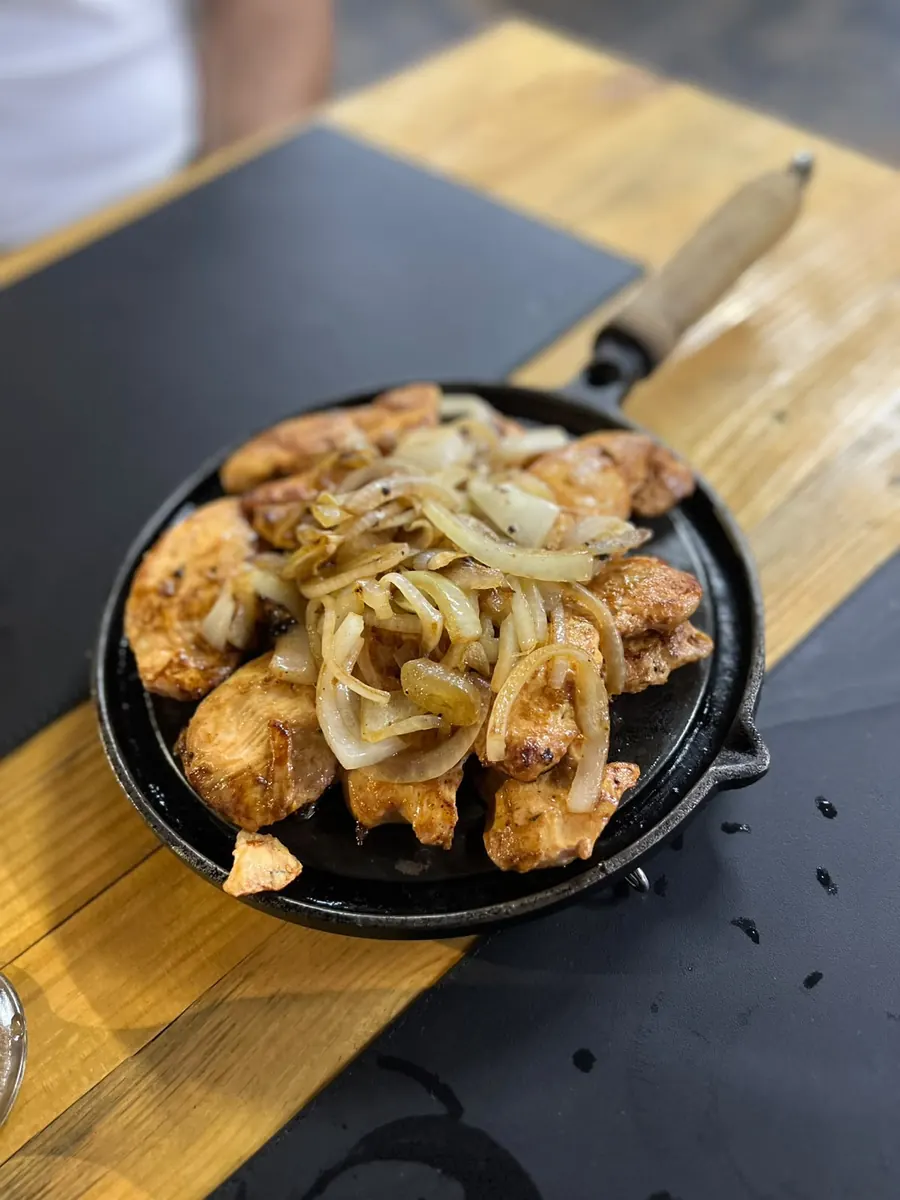 Frango na chapa acebolado no Éder Espetos em Dourados