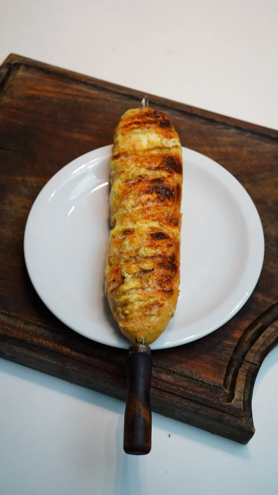 Pão de alho artesanal do Éder Espetos servido no prato