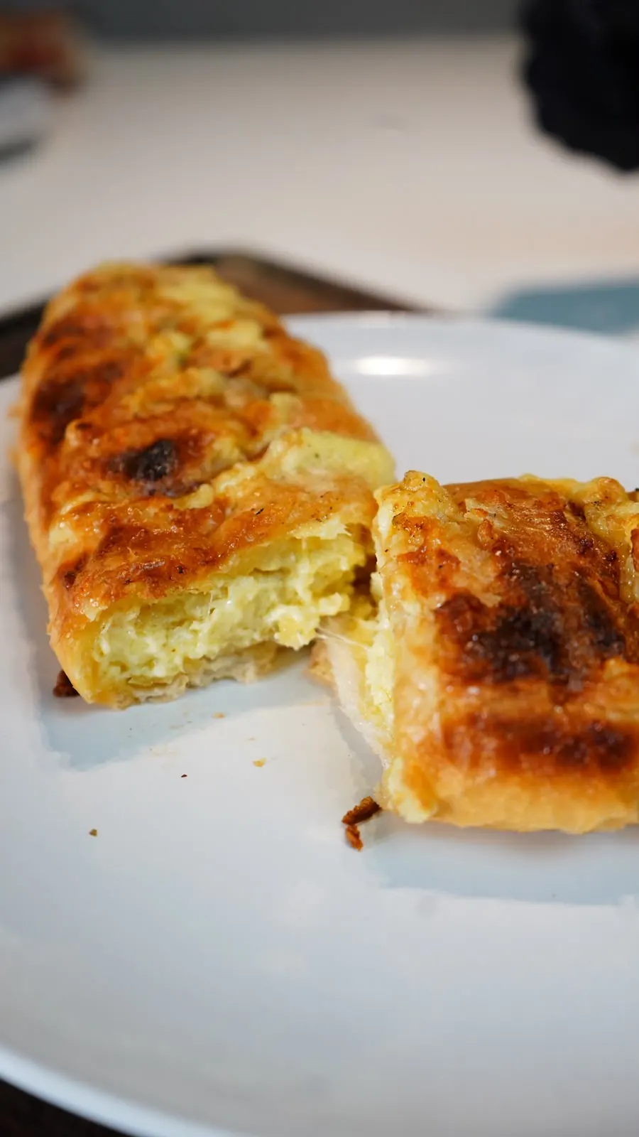 Pão de alho recheado aberto, mostrando o recheio, no Éder Espetos