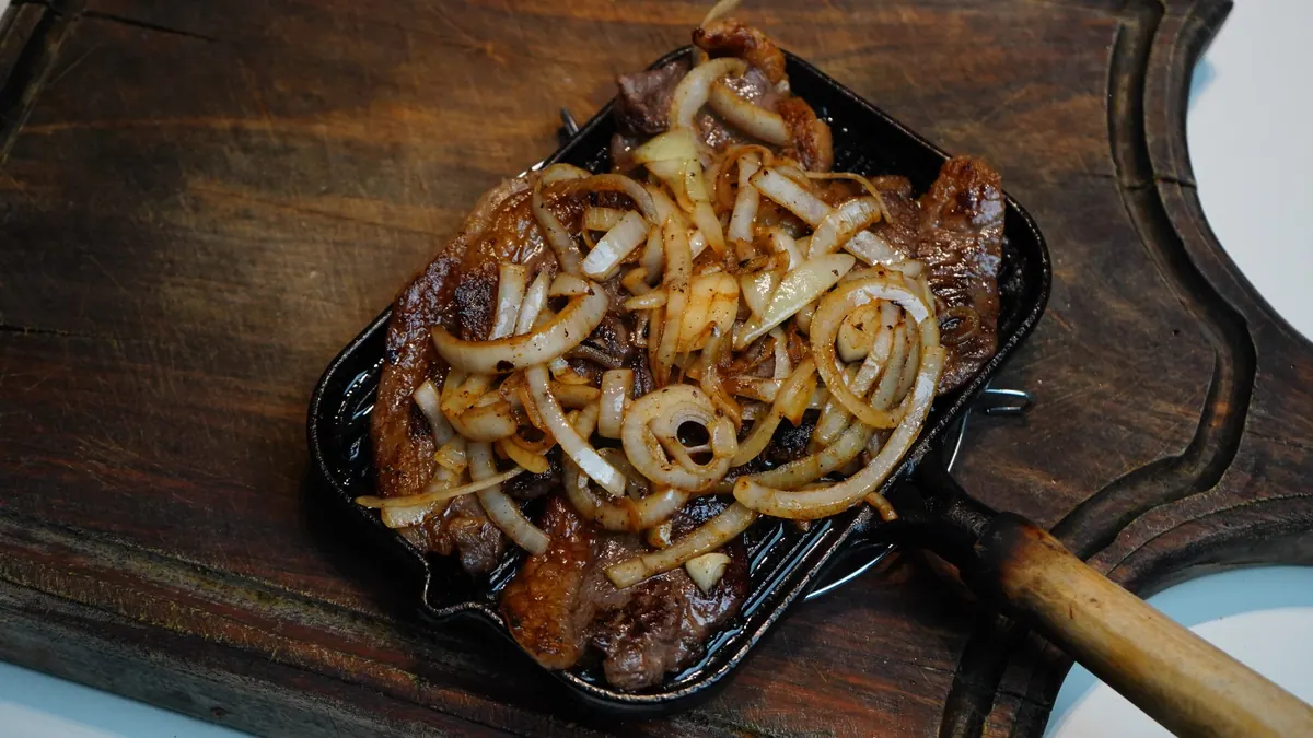 Picanha na chapa acebolada no Éder Espetos em Dourados